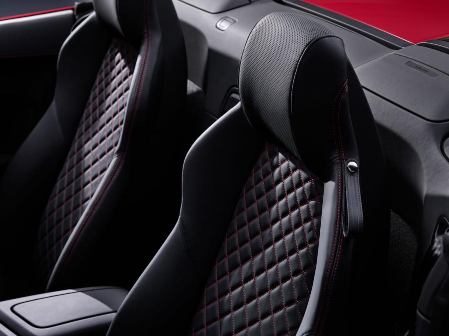 Интерьер Audi R8 V10 RWD Spyder 2019 года  (WW) (фото 3 из 36)